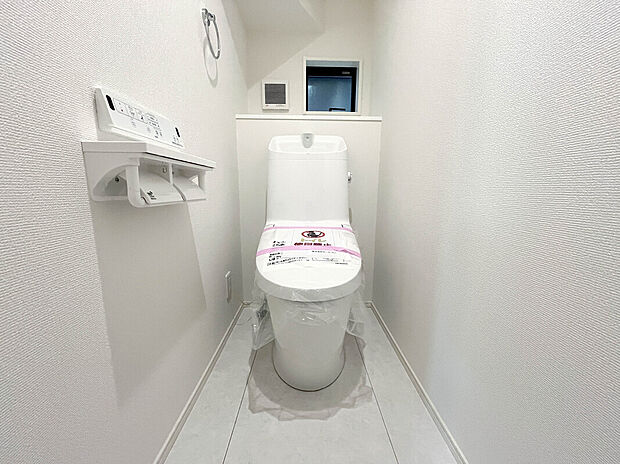 【【施工例：Toilet】】ウォシュレット搭載トイレ。
各階に設置されているので朝などの混み合う心配もなくお使いいただけます。