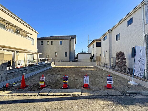 【【外観：1月下旬撮影】】ロフトや各居室に収納スペースが備わった収納豊富なプラン。
ロフトが備わった居室では吹抜仕様で開放的な空間を創ります。