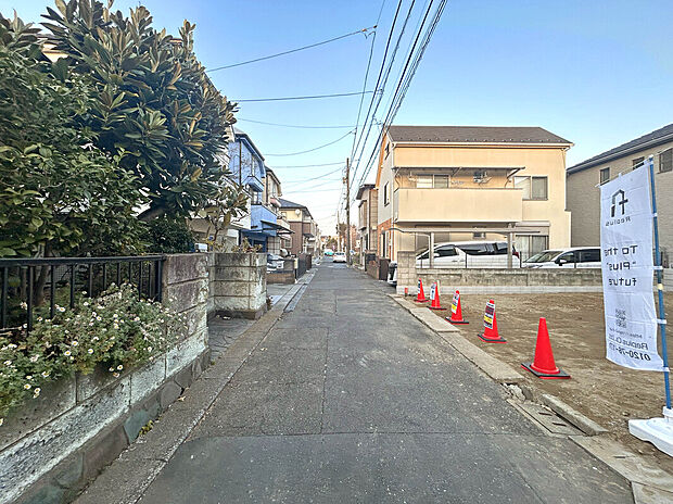 【【前面道路】】保育園や小中学校など教育施設も徒歩9分圏内に点在しており、小さい子どもや低学年でも負担が少なく通え、お迎えや学校行事の参加など、保護者も足を運びやすい立地です。