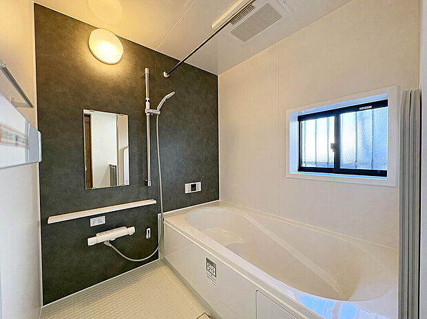 【【Bath Room】】1坪タイプのバスルーム。足を伸ばしてゆったりと浸かれるのはもちろん、洗い場も広さがあるので立ったりしゃがんだりする動作もスムーズに行えます。