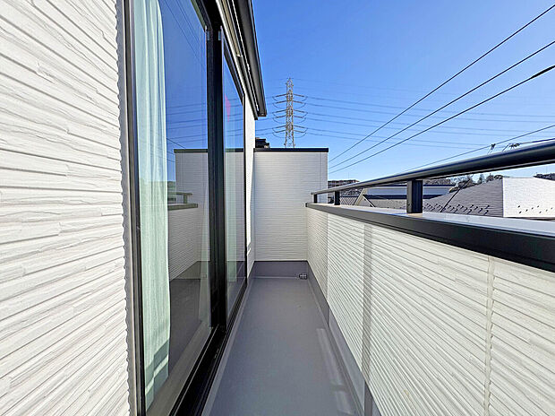 【【南向きバルコニー】】日中の太陽光を取り入れやすいため、部屋が暖かくなり、暖房の使用が減る可能性があります。エネルギー効率が向上することで、光熱費の節約にもなります。