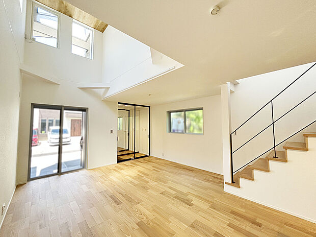 【【施工例：LDK】】吹抜が開放的なリビングルーム。床暖房搭載LDKは冬でも足先から温かく快適な空間を創り出します。