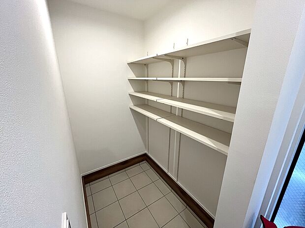 【【施工例：SIC】】靴や傘、ベビーカーなどが収納可能。室内に持ち込みたくない汚れモノの一時置き場としても利用可能です。