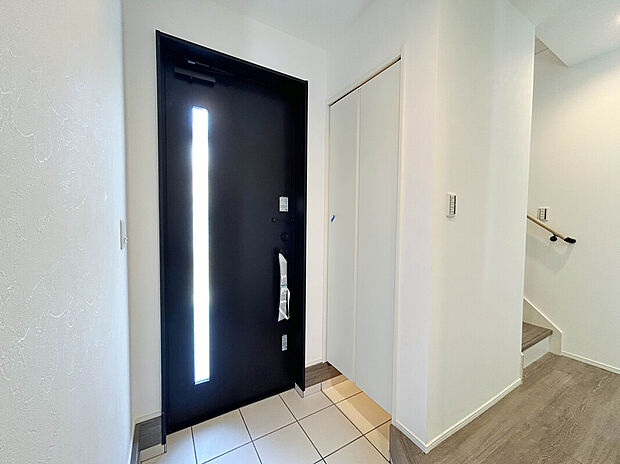 【【施工例：Entrance】】靴や小物を多くしまえる収納が完備された玄関でいつでもお客様を迎えられる玄関先が叶います。