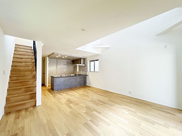 【【施工例：LDK】】全棟LDK17.5帖以上！2階に設置されているのでプライバシーが確保された造り。吹抜が開放的で心から安らげる空間を演出します。
