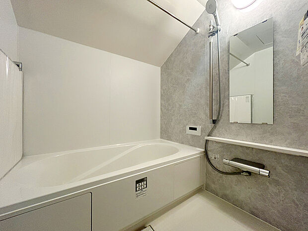 【【Bath Room】】1坪タイプのバスルーム。足を伸ばしてゆったりと浸かれるのはもちろん、洗い場も広さがあるので立ったりしゃがんだりする動作もスムーズに行えます。