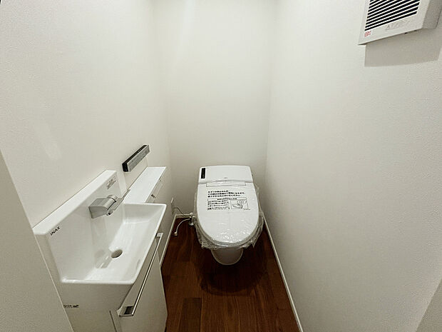 【【Toilet】】各階にトイレがあるので、朝慌ただしい時間帯に混む心配が減ります。わざわざトイレのために階段を昇り降りをせずに済みます。