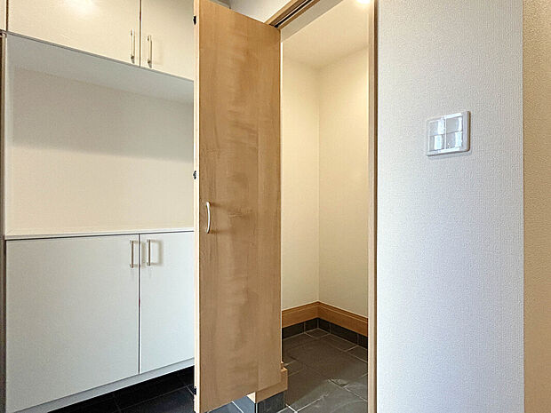 【【シューズインクローゼット】】靴だけでなく、ベビーカーや遊び道具なども一緒に収納できます。扉があるので、来客があってもプライバシー性のある収納となっています。