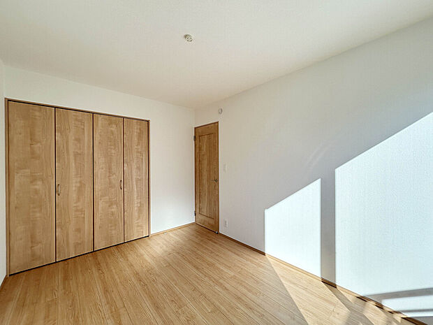 【【Room：6帖】】全居室に収納スペースが備わっており、洋服や荷物を入れておくことができるので、居室を広くキレイに活用できます。