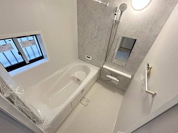 【【Bath Room】】1坪タイプのバスルーム。足を伸ばしてゆったりと浸かれるのはもちろん、洗い場も広さがあるので立ったりしゃがんだりする動作もスムーズに行えます。