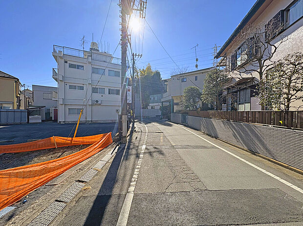 【【前面道路】】京王井の頭線「三鷹台」駅徒歩3分で利用可な希少立地に佇む邸宅が誕生。LDK22.62帖×4部屋の広々としたファミリープランでワンランク上の暮らしを愉しめます。