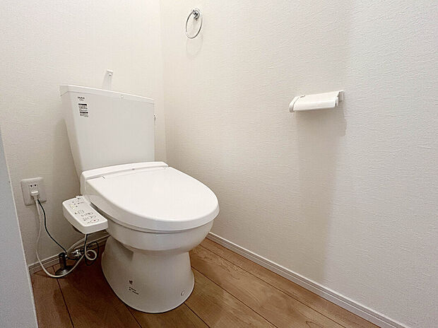 【【施工例：Toilet】】各階にトイレがあるので、朝慌ただしい時間帯に混む心配が減ります。わざわざトイレのために階段を昇り降りをせずに済みます。