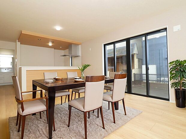 【【施工例：LDK】】床暖房が搭載されたリビングで冬でも快適な空間での家族団らんが叶います。