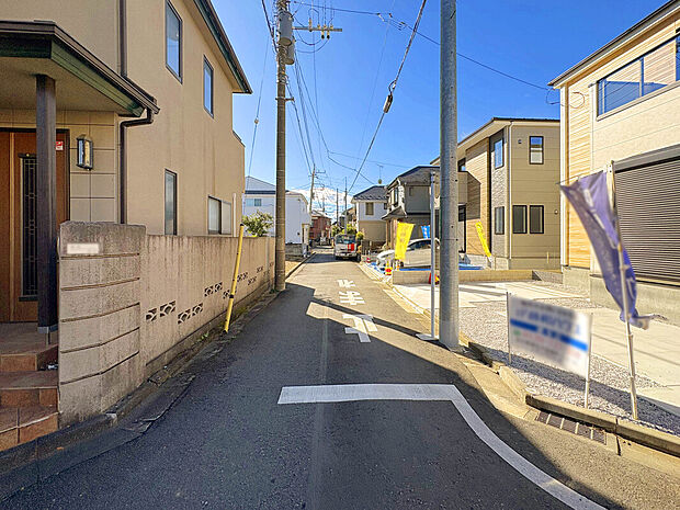 【【前面道路】】スーパー徒歩6分、コンビニ徒歩5分圏内と気軽に利用しやすい徒歩圏内に商業施設が点在している暮らしやすい環境。