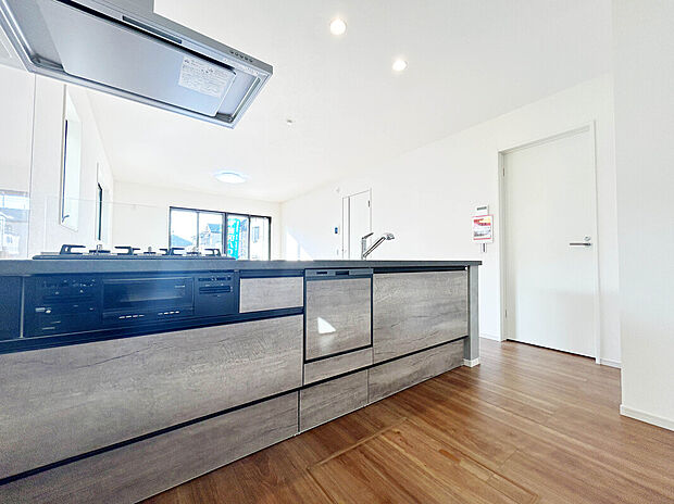 【【施工例：Kitchen】】リビングをより開放的な空間に演出するペニンシュラキッチン仕様。リビング全体を見渡せるので、リビングにいる家族の様子を見ながら、会話しながらの作業が可能です。