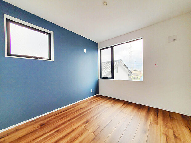 【【施工例：Room】】スーパーやコンビニなど商業施設が徒歩7分圏内にあり、日々のお買い物や休日のまとめ買いなども行き来しやすい距離で便利な住環境。