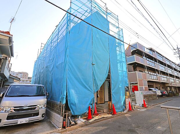 【【外観：2月上旬撮影】】LDK18.6帖×4部屋の広々としたファミリープラン！リビングルームは上部が吹抜仕様になっており、開放的な空間での暮らしを堪能できます。