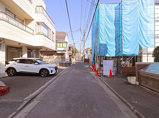 【【前面道路】】スーパーやコンビニなど商業施設が徒歩7分圏内にあり、日々のお買い物や休日のまとめ買いなども行き来しやすい距離で便利な住環境。