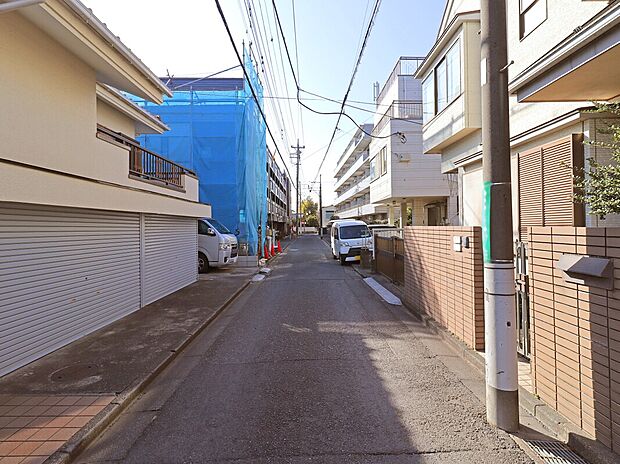 【【前面道路】】幼稚園や保育園、小中学校など教育施設も徒歩12分圏内にあるので、共働きの子育て世帯でも安心して暮らせる住環境。