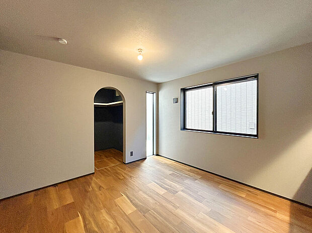 【【Room：7.5帖】】洋服から大きめの季節家電まで収納可能なウォークインクローゼット付き。3面採光で開放感もあります。