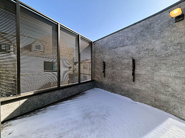 【【Balcony】】ウッドデッキ調の広々としたワイドバルコニー設計。南側から心地よい陽光差し込む安らぎのプライベート空間。広々としたバルコニーは洗濯物を多く干すことが可能です。また、外から見えにくい造りになっているので趣味や憩いのスペースとしての利用も可能です。