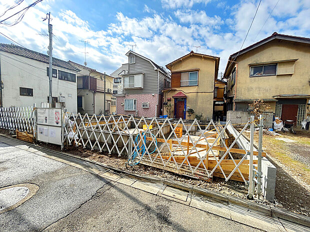 【【外観:2月中旬撮影】】3階建て2階リビング設計の邸宅。陽光が差し込みやすく、明るく暖かな空間を創り出します。