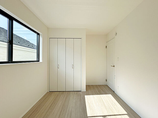 【【Room:5帖】】2面採光となっており、陽当たり・通風良好な邸宅。居室を明るく暖かな空間にしてくれます。