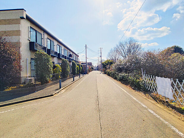 【【前面道路】】近隣には「三鷹市立北野こりす公園」「三鷹市立北野公園」「三鷹市立北野中央公園」など、子どもと一緒に遊べる公園が複数点在している自然豊かな住環境です。