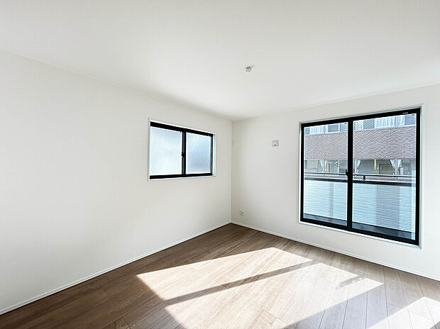 【【Room：2号棟】】南向きのバルコニーが横に広々と備わっており、陽光が差し込みやすく、明るく暖かな空間を演出。