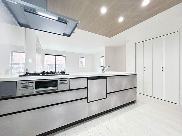 【【Kitchen】】あると便利な食洗器搭載キッチン。手洗いの時間や労力を大幅に削減でき、家事の効率化が図れ、空いた時間に他の作業やのんびり家族との時間が増えます。