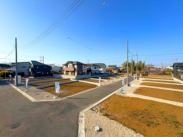 【【外観:3月上旬撮影】】小中学校や保育・幼稚園などの教育施設が徒歩圏内に点在するので、子育て世帯にも安心の立地。
スーパーやコンビニなどの商業施設も充実の住環境となっています。