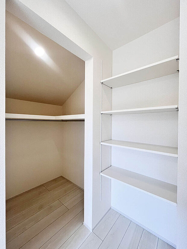 【【ウォークインクローゼット】】季節の洋服から大きめの家電まで収納可能。引き出しなど収納道具を設置することでバッグや小物なども一カ所に収納することが出来ます。