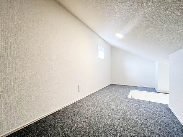 【【小屋裏収納】】5.06ｍ2の小屋裏収納。スポーツ用品などの趣味の道具から家族の思い出の品まで収納することが可能です。