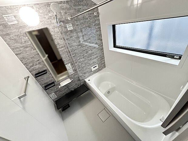 【【Bath Room】】1坪タイプのバスルーム。足を伸ばしてゆったりと浸かれるのはもちろん、洗い場も広さがあるので立ったりしゃがんだりする動作もスムーズに行えます。