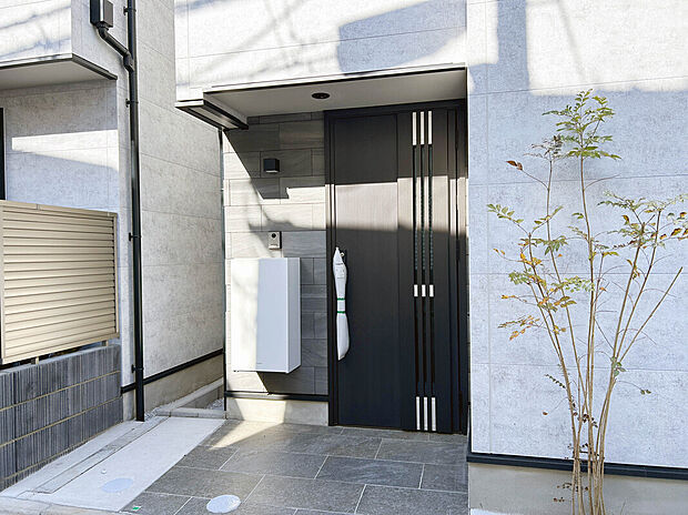 【【Entrance】】自然豊かな公園が徒歩圏内に複数点在しており、安心してお子様を外に遊びに行かせやすい住環境！