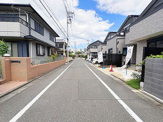 【【前面道路】】周辺はスーパー徒歩8分、コンビニ徒歩5分、小学校徒歩3分、中学校徒歩4分の他、「都立赤塚公園」が徒歩10分圏内と利便性が高い緑豊かな住環境となっています。