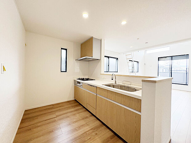 【【Kitchen：3号棟】】あると便利な食洗器搭載キッチン。手洗いの時間や労力を大幅に削減でき、家事の効率化が図れ、空いた時間に他の作業やのんびり家族との時間が増えます。