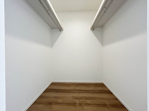 【【Walk-in Closet】】スペースが確保されているため、アイテムごとに収納を分けて整理することができます。棚やハンガーパイプ、引き出しを配置することで、衣類や小物を見やすく、取り出しやすくできます。