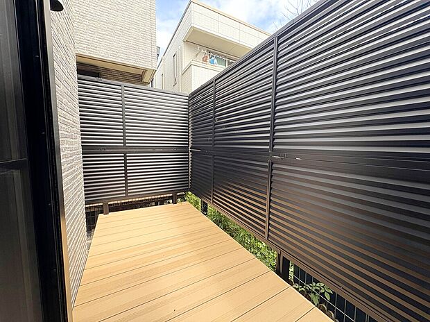 【【Wood Deck：3号棟】】家族・ご友人との食事やガーデニング、ペットや子供の遊び場として、様々な活用が可能な広さのあるウッドデッキのある住まい。