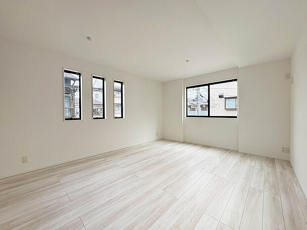 【【LDK:16.5帖】】3面採光で陽当たり・通風良好!日中は柔らかな陽射しが差し込む居心地の良い空間になります。