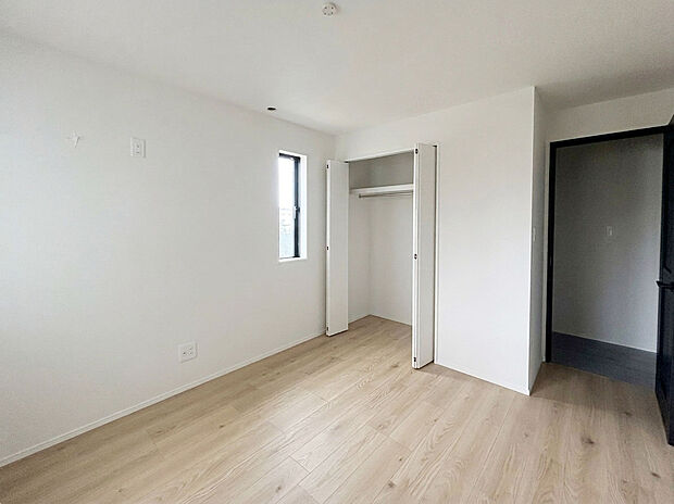 【【Room:5.25帖】】現地周辺はもちろん駅周辺にもスーパーやコンビニ、ドラッグストアなどの買い物施設が多くあるので、帰り道によって行くこともできます。