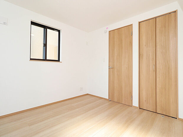 【【Room 5.25帖：1号棟】】収納付きの居室は収納家具を設置する手間なく、スッキリ綺麗な空間を保つことが可能です。