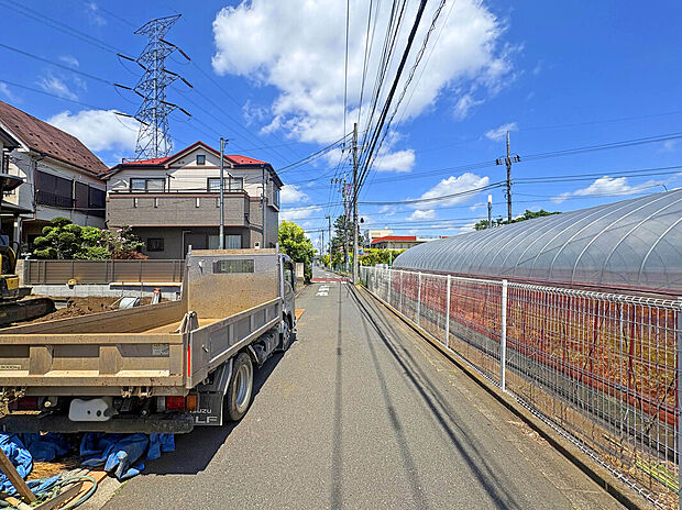 【【外観:5月中旬撮影】】「フレスポ府中」や「業務スーパー府中本宿店」などの商業施設が徒歩13分圏内に多く点在しており、日々のお買い物や休日のまとめ買いなども行き来しやすい距離で便利な住環境。