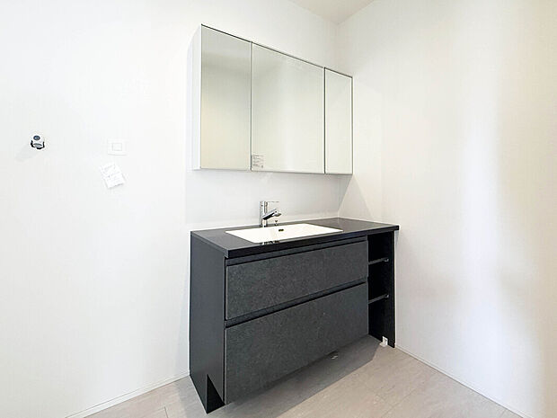 【【建物プラン例:Wash Room】】機能美とデザイン性を両立させた3面鏡付きの洗面化粧台。視覚的に広がり感を持たせるだけでなく、機能的にも優れています。