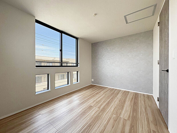 【【Room：6.2帖】】上下に配置された窓から自然光がたっぷり入り、明るく開放的な空間を演出。淡いグレーのアクセントクロスが落ち着きと洗練された印象をプラス。外の景色を楽しみながら、心地よい風が通り抜ける快適な居住環境