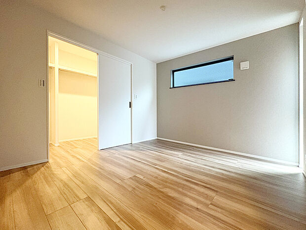 【【Room：6.2帖】】冠婚葬祭の衣服から季節家電まで収納可能なウォークインクローゼット付き。使いやすさを考えられた可動棚付きでより快適にお使いいただけます。