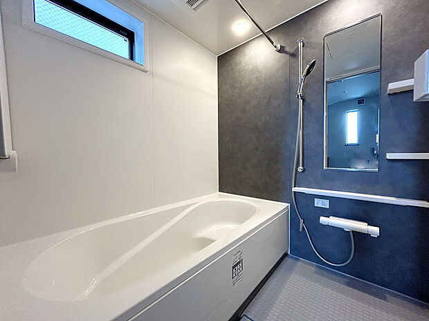 【【Bath Room】】浴室暖房乾燥機搭載1616サイズのバスルーム。足を伸ばしてゆったりと浸かれるのはもちろん、洗い場も広さがあるので立ったりしゃがんだりする動作もスムーズに行えます。