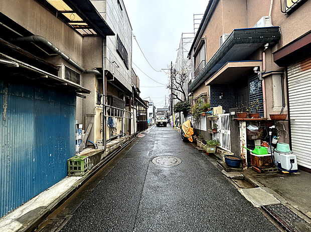 【【前面道路】】スーパーやコンビニなど商業施設が徒歩6分圏内で気軽にお買い物に出掛けることが出来る距離にある暮らしやすい環境。