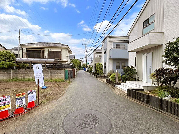 【【前面道路】】幼稚園や保育園、小中学校など教育施設も徒歩14分圏内に点在しており、小さい子どもや低学年でも負担が少なく通え、お迎えや学校行事の参加など、保護者も足を運びやすい立地です。