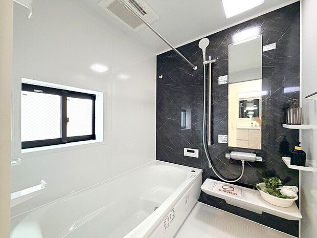 【【建物プラン例：Bath Room】】1坪サイズのバスルーム。足を伸ばしてゆったりと浸かれるのはもちろん、洗い場も広さがあるので立ったりしゃがんだりする動作もスムーズに行えます。